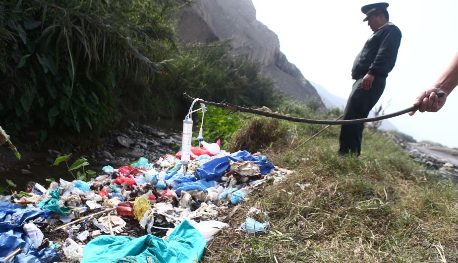 La desidia de las autoridades permiten hechos como este en el río Chillón. (Rafael Cornejo/Peru21)