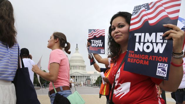 La legalización aumentará la contribución tributaria de los inmigrantes. (Reuters)