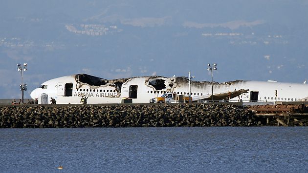 Las investigaciones por el choque del avión de Asiana Airlines podrían durar meses. (EFE)