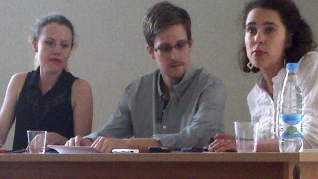 Edward Snowden junto a activistas en aeropuerto moscovita. (Reuters)