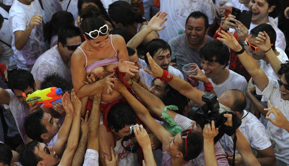 Organizaciones han denunciado que las mujeres son víctimas de tocamientos cada año durante la fiesta de San Fermín. (Reuters)