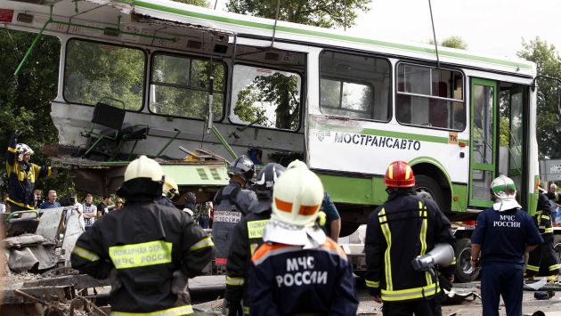 RESCATE. Decenas de pasajeros quedaron atrapados en el bus. (Reuters)