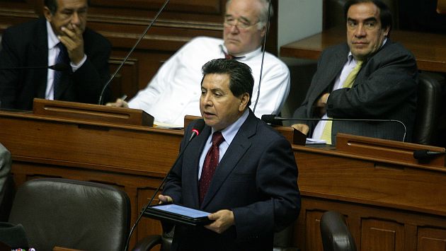 León defiende a capa y espada la polémica candidatura de Freitas. (Perú21)