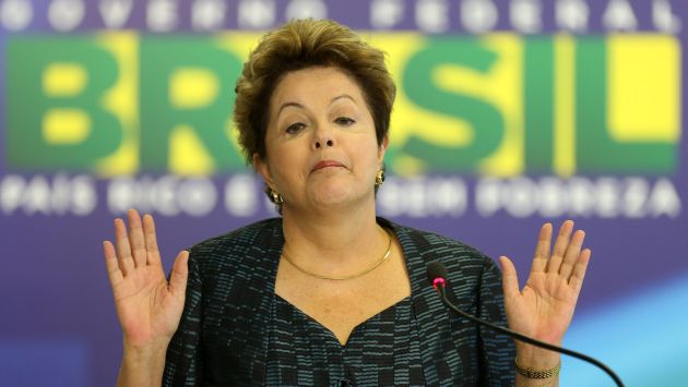 DE BAJADA. Protestas sociales le han pasado la factura a Rousseff. (EFE)