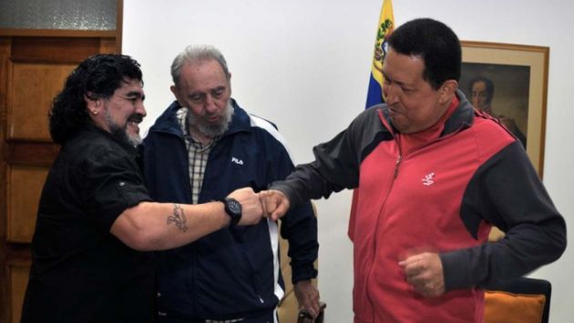 Maradona en una aparición junto al fallecido Hugo Chávez. (Internet)