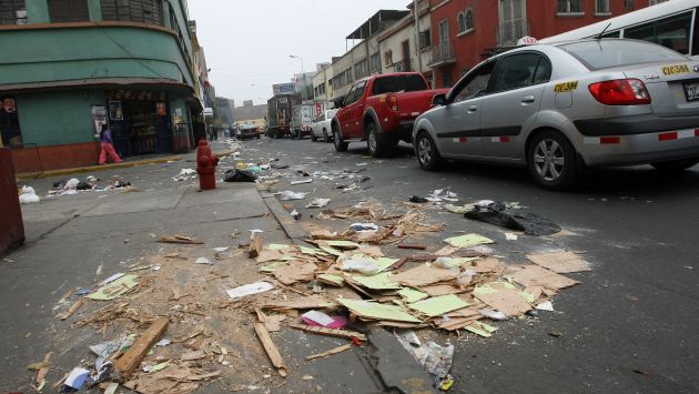 Botaron basura en la calle como medida de protesta. (Nancy Dueñas)