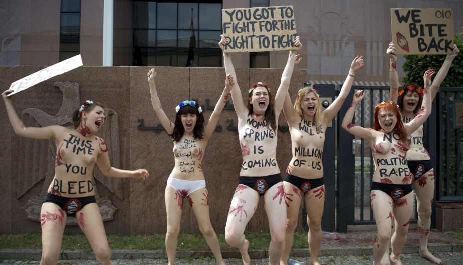 Varias activistas de Femen protestaron hoy frente a la embajada de Egipto en Berlín. (AFP)