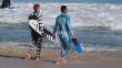 Crean traje que hace a los surfistas "invisibles" ante tiburones