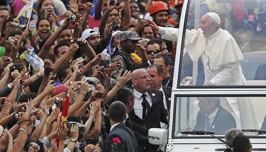 El Papa Francisco respondió con entusiasmo a las miles de personas que lo recibieron en Brasil. (Reuters)