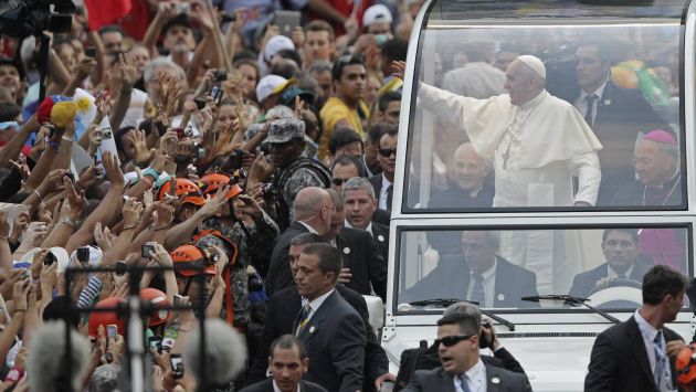 Francisco saludó a fieles. (Reuters/LaF5Radio)