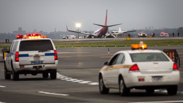 Parte del tren de aterrizaje del avión cedió poco después de aterrizar en Nueva York. (Reuters)