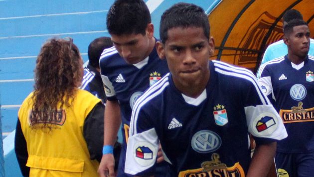 Familiares de Yair Clavijo y la hinchada de Sporting Cristal le dieron hoy el último adiós al jugador. (AFP)
