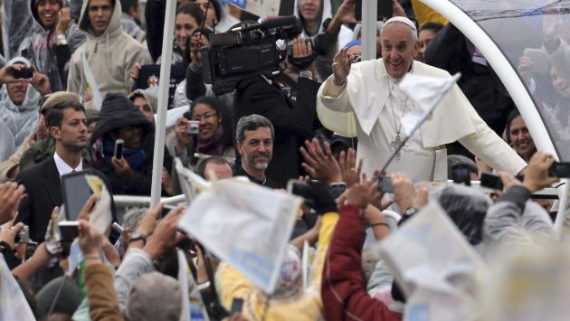 Papa Francisco es seguido por multitudes en Brasil. (AP)