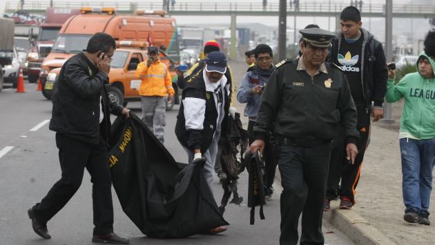 Las autoridades procedieron a levantar el cadáver. (Mario Zapata/Peru21)