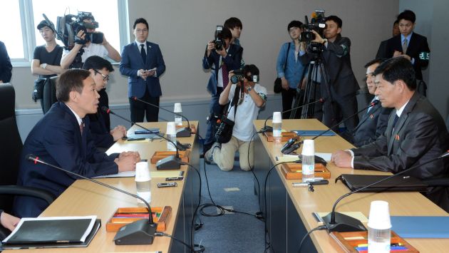 Representantes coreanos en una reunión previa. (AFP)