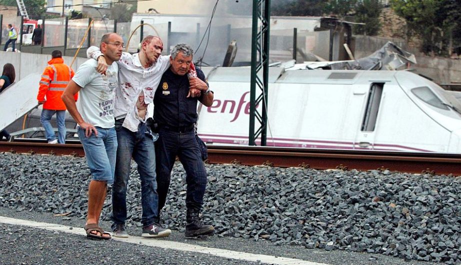 El tren se descarriló en la noche en Galicia, al noroeste de España. (Reuters)