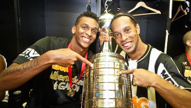 Ronaldinho recuperó la sonrisa cuando muchos creían que a sus 33 años estaba acabado por su ‘vida alegre’. (Internet)