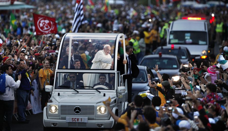 Papa Francisco desató la algarabía de los fieles a su llegada a Copacabana. (AP)