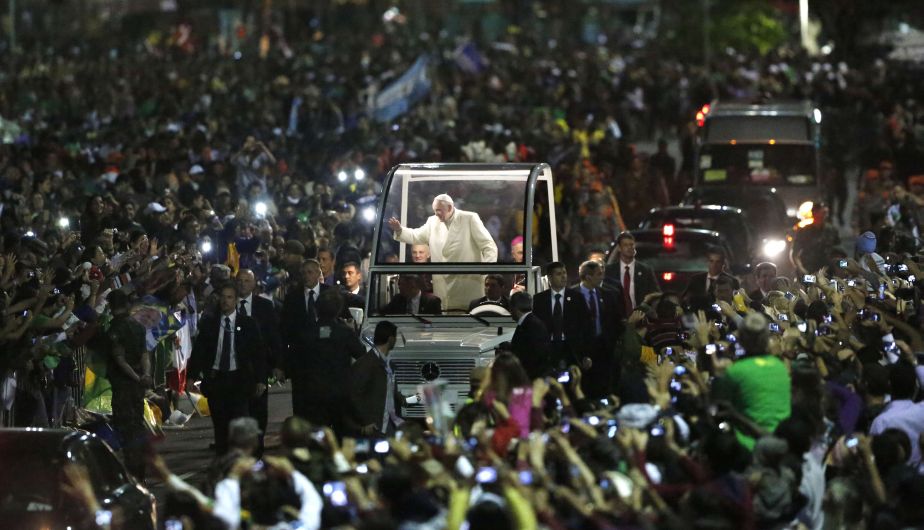 Papa Francisco llegó a Copacabana en el papamóvil, en el que recorrió todo el paseo marítimo hasta el lugar donde está levantado el palco. (AP)