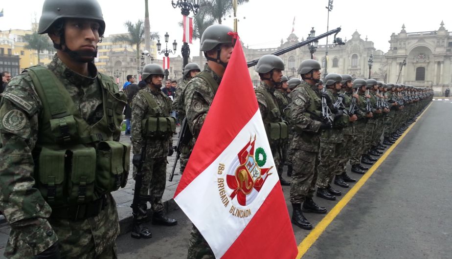 Personal del Ejército hace guardia frente a la Catedral de Lima.(Zaida Ysla)