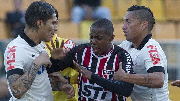 Guerrero no anotó y casi se agarró a golpes con un jugador del Sao Paulo. (Agencia Corinthians)