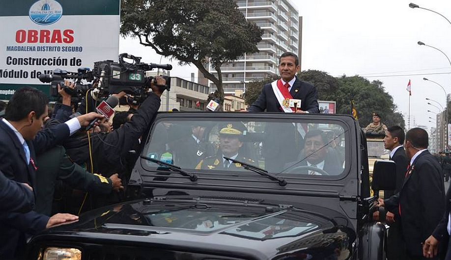 Ollanta Humala llegó a bordo de un jeep, resguardado por un fuerte cinturón de seguridad. (Andina)