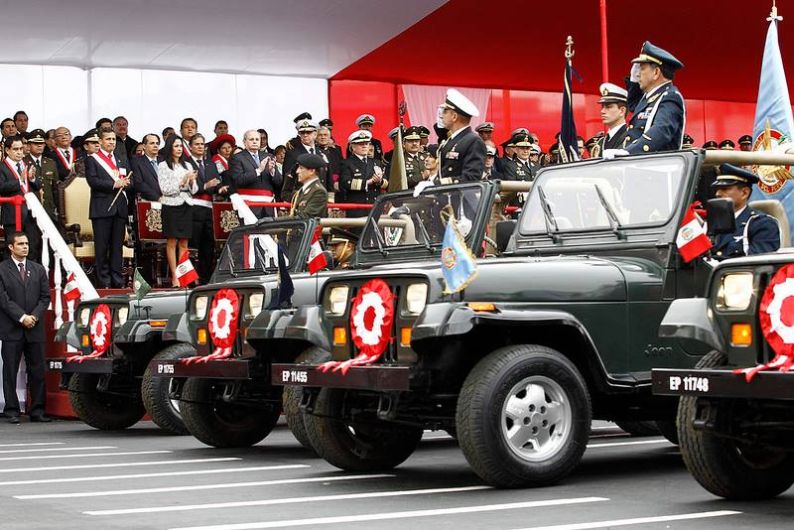 Los destacamentos saludan a la pareja presidencial, ubicada en el estrado oficial. (Fotos: Andina)