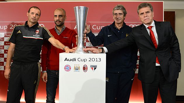 Autuori posa con los técnicos Guardiola, Pellegrini y Allegri. (AFP)