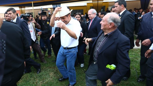 Solito se jaranea. En Lurín, el presidente aprovechó la ocasión para meter codazos a sus opositores. (Rafael Cornejo)