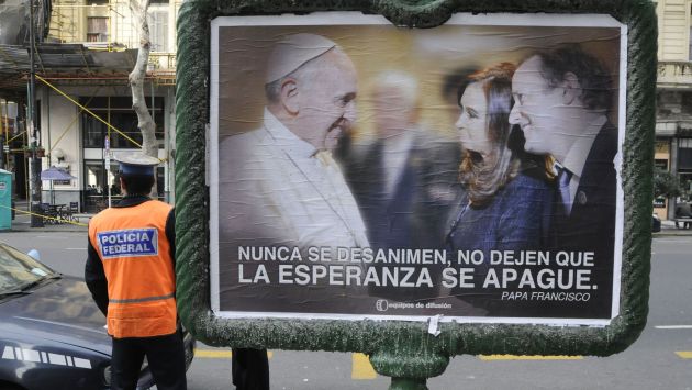 Jugada política. Francisco saluda a Cristina Fernández y al candidato a diputado del oficialismo. (AFP)