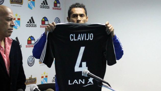 Carlos Lobatón mostró la camiseta en homenaje a Yair Clavijo. (Facebook de Cristal)