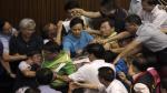 Volvieron al puñetes en Congreso de Taiwán. (Reuters/AP)