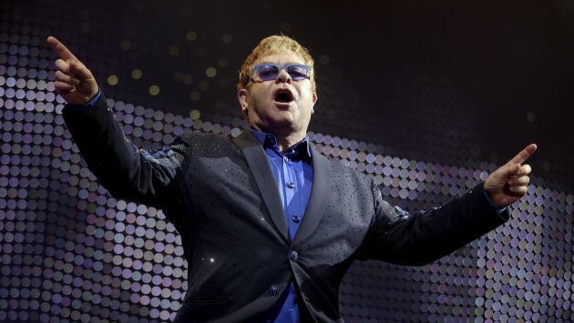 Elton John siguió cantante sin imaginar que tenía apendicitis. (EFE)