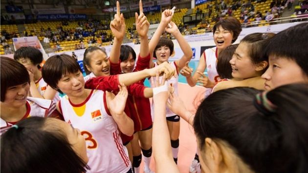 Las chinas celebras su triunfo sobre EEUU. (FIVB)