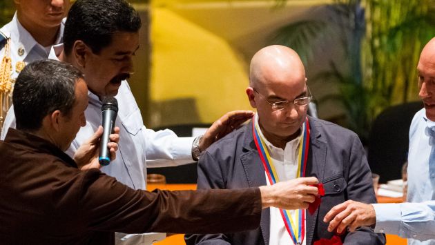 Maduro confundió la bandera de Puerto Rico con la de Cuba. (EFE)