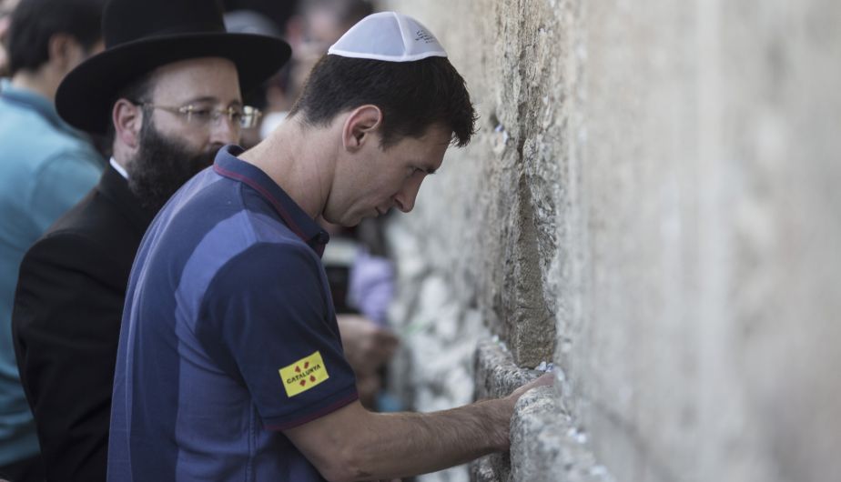 Lionel Messi dejó su deseo en el Muro de los Lamentos. (AFP)