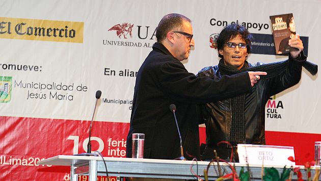 Pedro Suárez-Vertiz durante la presentación de su libro en la feria, acompañado de Beto Ortiz. (Perú21)