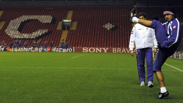 Juan Manuel Vargas entrena mientras la Fiorentina le busca un nuevo cuadro. (AFP)