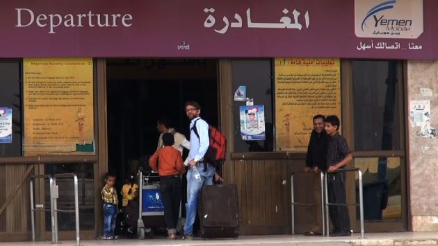 Extranjeros llegan al aeropuerto de Saná, capital de Yemen. (AFP)