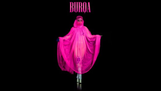 Lady Gaga se puso un burka rosado y con un tubo de oxígeno. (Difusión)