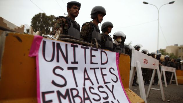 RESGUARDO. Tropas yemeníes refuerzan las seguridad frente a la sede diplomática estadounidense. (AP)