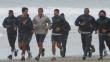 FOTOS: Universitario entrenó en la playa pese al frío