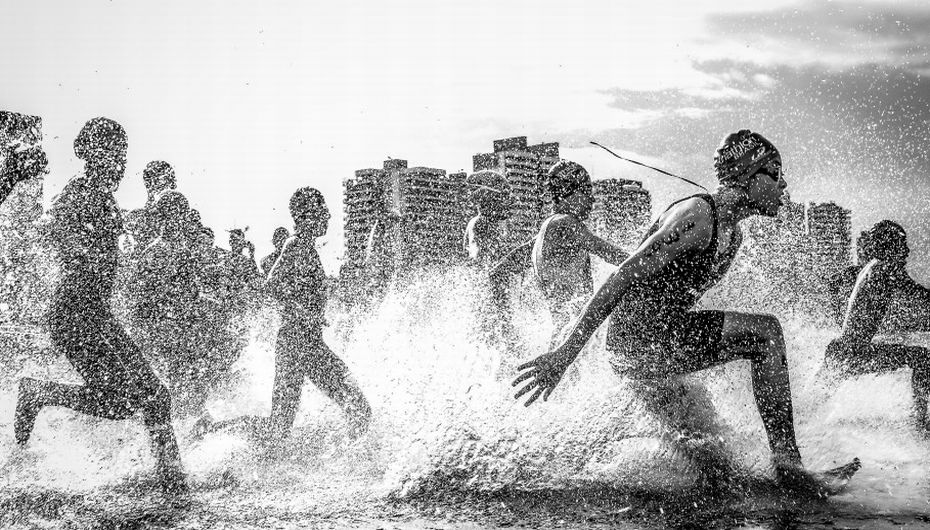 El brasileño Wagner Araújo obtuvo el máximo galardón con la foto que tomó durante el campeonato de acuatlón en su país. (National Geographic)