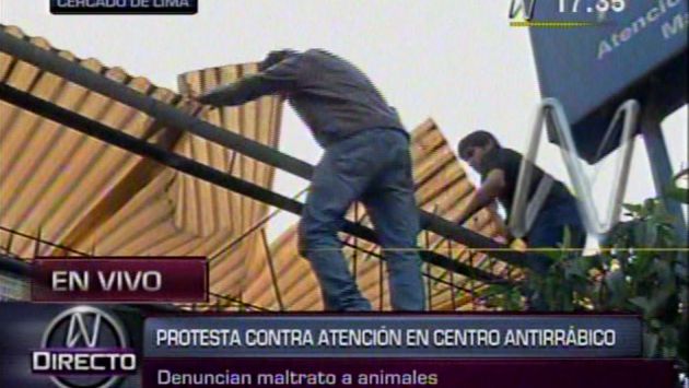 Los protestantes destrozaron el techo del local. (Canal N)