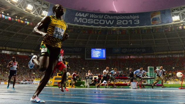 GENIO. Bolt fue un ‘rayo’ bajo la lluvia y con viento en contra. (AFP)