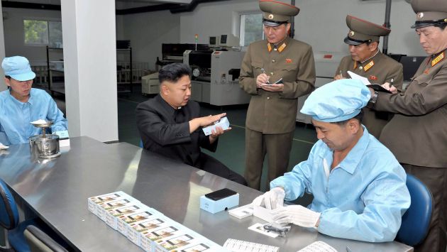 Kim Jong-un inspeccionando el embalaje del Arirang. (AFP)