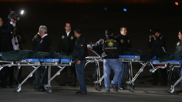 Los cuerpos de los terroristas llegaron anoche a Lima. (Martín Pauca)
