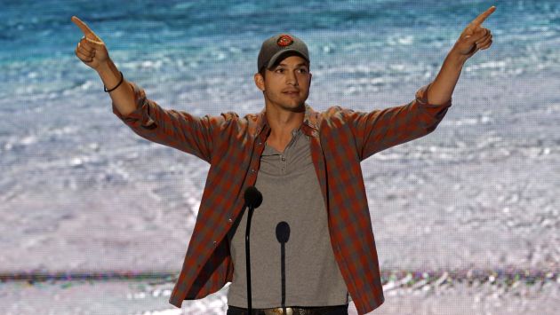Ashton Kutcher premiado en los Teen Choice. (Reuters)