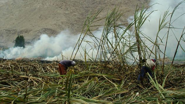 Pobladores intentan apagar el fuego. (Perú21/Referencial)