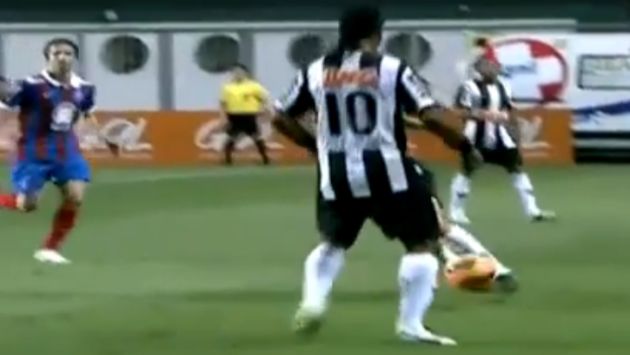 Ronaldinho es pura magia. (Youtube)